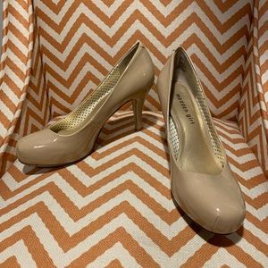 Madden Girl nude pumps